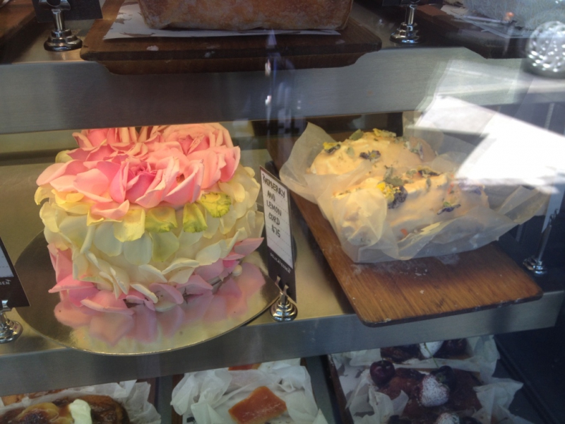 Торты с лепестками цветов